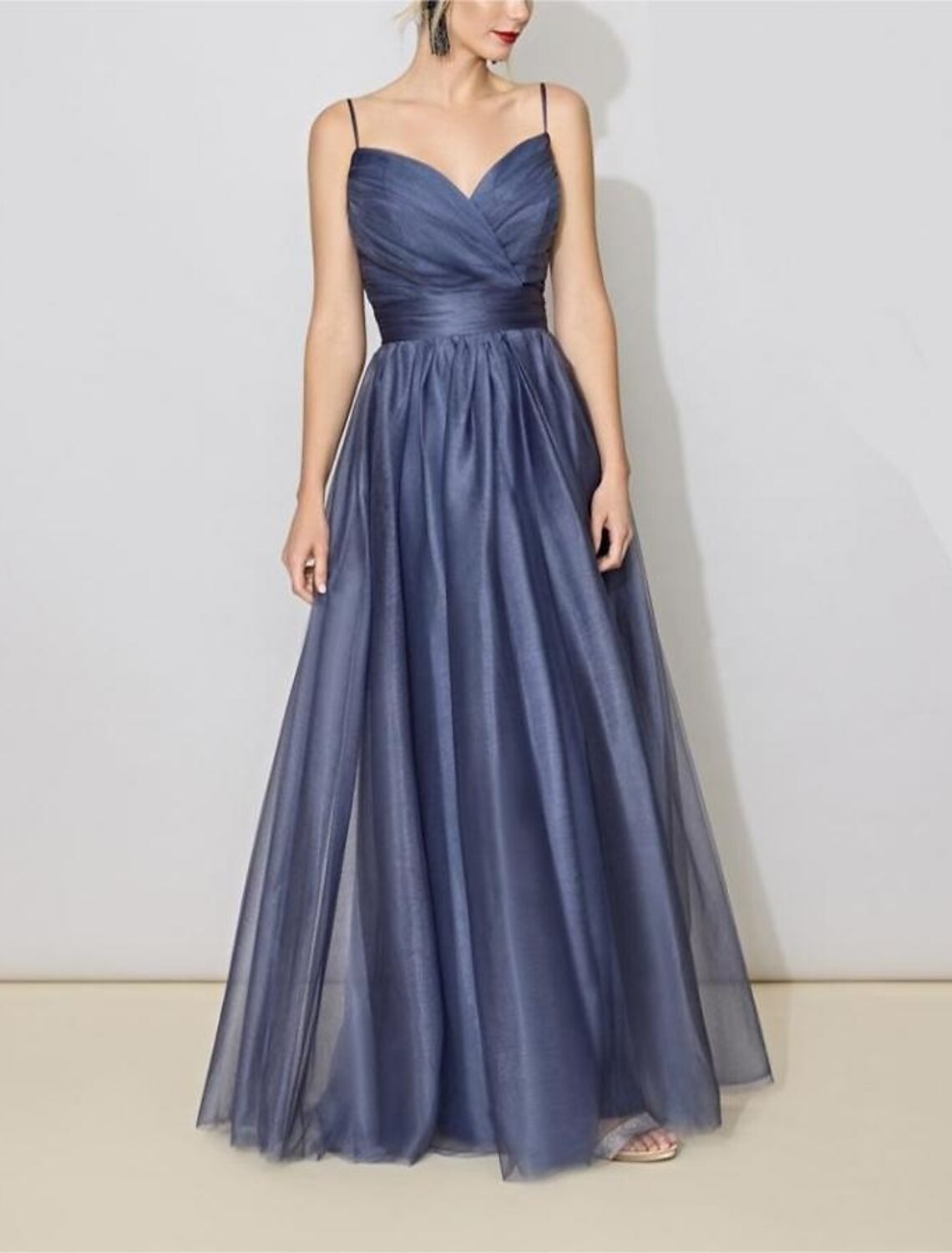Abito da damigella d'onore a trapezio, scollo a V, senza maniche, elegante, lunghezza al pavimento, in tulle con arricciature